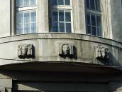 Маскарони на еркері