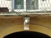 2012 р. Маскарон лева над проїздом