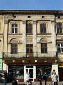 Центральна частина головного фасаду