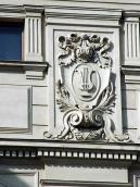 Гербовий щит у простінку 4-го поверху