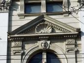 Арка з маскароном дівчини і фронтон…