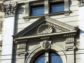 Арка з маскароном чоловіка і фронтон…