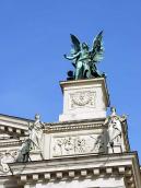 Правий постамент зі скульптурою “Любов”