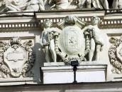 Лівий гербовий щит