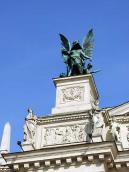 Лівий постамент зі скульптурою…