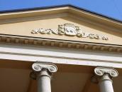 Фронтон та капітелі іонічних колон