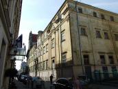 Головний фасад в ракурсі