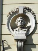 Бюст А. Міцкевича в ніші