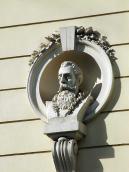 Бюст 6 в ніші