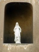 2012 р. Скульптура богородиці в ніші