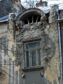 Вікно 3-го поверху з рельєфним декором