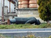 Скульптура лежить у дворі