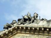 Вінчаюча скульптурна група