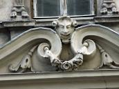 Волюти і маскарон