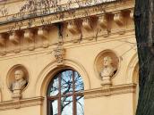 Ніші з бюстами