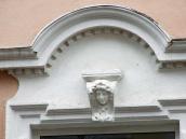 Сандрик вікна з маскароном