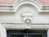 Сандрик з маскароном дівчини