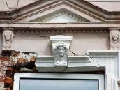 Сандрик із жіночим маскароном і…