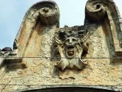 Фронтон з маскароном лева