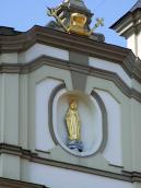 Фронтон з фігурою богородиці