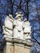 Скульптура на лівому пілоні