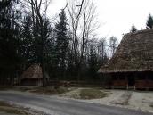 Шпиллір, криниця, фрагмент хати