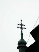 Хрест над вівтарем