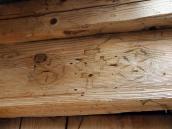 Різьблення над входом