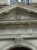 Фронтон над входом