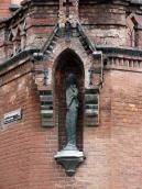 Скулпьтура богородиці з немовлям в ніші