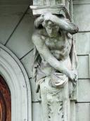 Права скульптурна консоль балкону