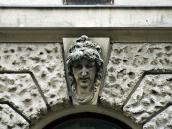 Маскарон вікна 1-го поверху