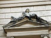 Скульптурне вінчання