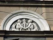 Рельєфний тимпан з хлопцями