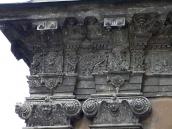 Капітелі пілястр (ліворуч)