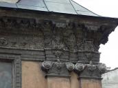 Капітелі пілястр (праворуч)