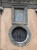 Права люкарна із зображенням Марії