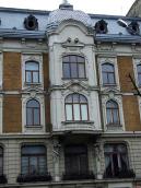 Центральна частина головного фасаду