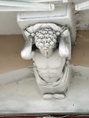 Права скульптурна консоль