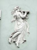 Ліва рельєфна постать