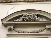 Тимпан вікна з маскароном