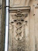 Символічний рельєф на пілястрі