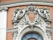 Рельєфні прикраси вікна