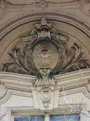 Рельєфний картуш над вікном