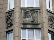 Рельєфи на лівому еркері