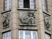 Рельєфи на правому еркері