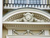 Тимпан вікна з маскароном