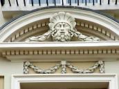 Тимпан вікна з маскароном