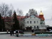 Брама на тлі будинків при соборі