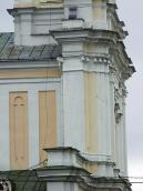 Верхній ярус головного фасаду в ракурсі